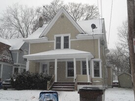 834 Oakhill St SE in Grand Rapids, MI - Building Photo