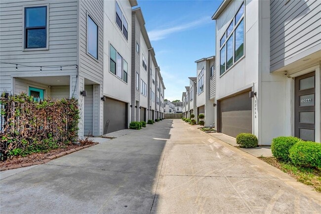 3210 N MacGregor Way in Houston, TX - Building Photo - Building Photo