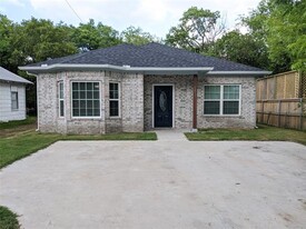 1411 S Walnut St in Sherman, TX - Building Photo