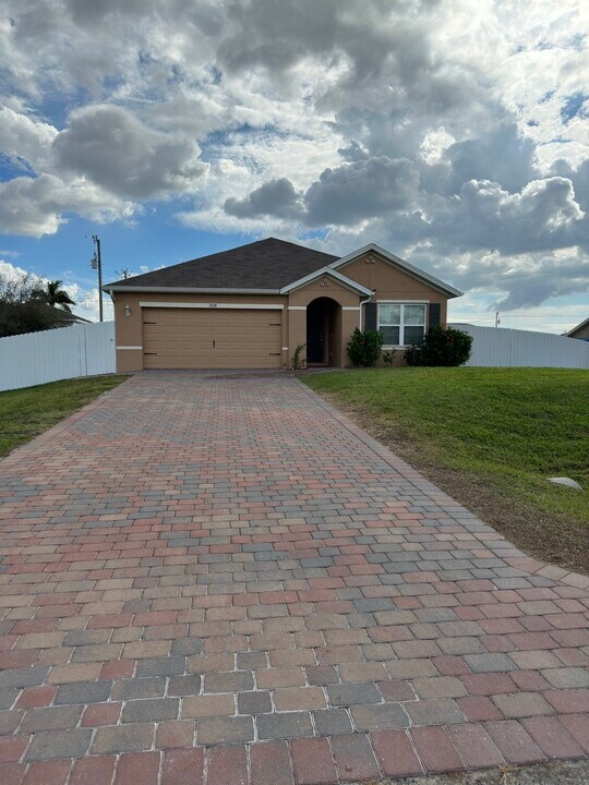 2038 NW 5th Terrace in Cape Coral, FL - Building Photo