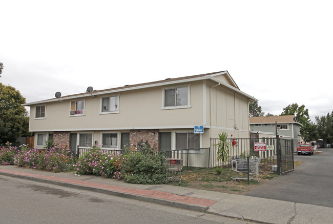 Herbert St Apartments in Santa Rosa, CA - Building Photo - Building Photo