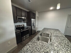 20400 Marketplace Ave in Kyle, TX - Foto de edificio - Building Photo