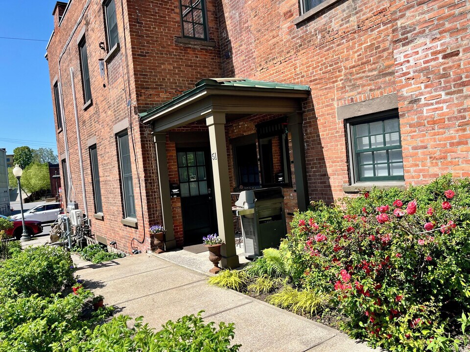 51 Church St in Saratoga Springs, NY - Foto de edificio