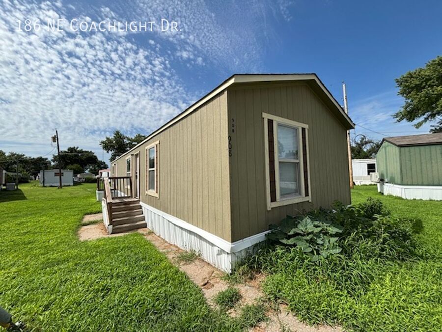 186 Coachlight Dr in Topeka, KS - Building Photo