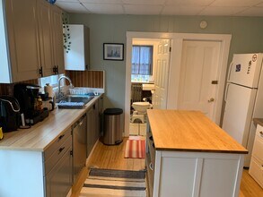 15 Carey St, Unit 2 in Newport, RI - Building Photo - Building Photo