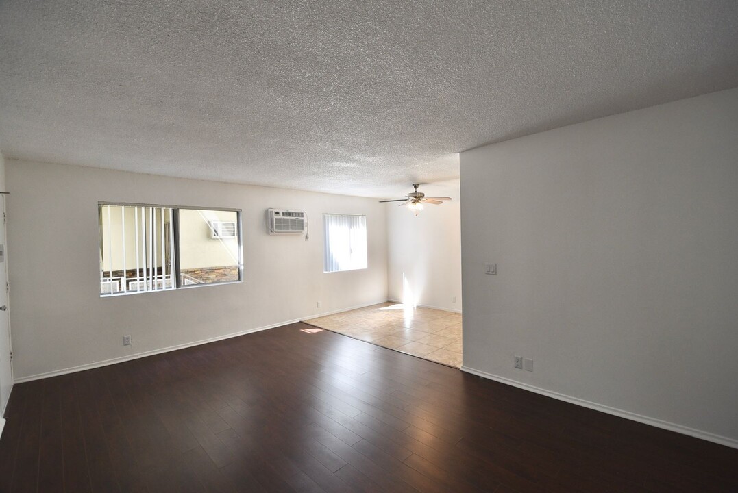 10745 Hortense St, Unit 02 in Los Angeles, CA - Building Photo