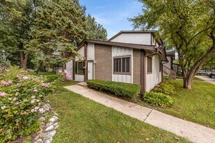 636 Forum Dr in Roselle, IL - Building Photo