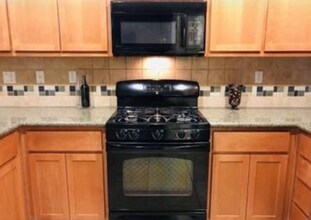 700 Old Oak Ln in Hayward, CA - Foto de edificio - Building Photo