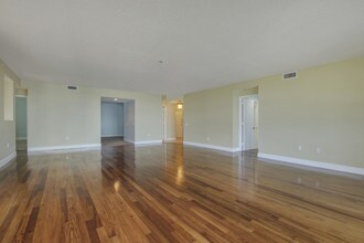 309 E Ocean Ave-Unit -103 in Lantana, FL - Building Photo - Building Photo