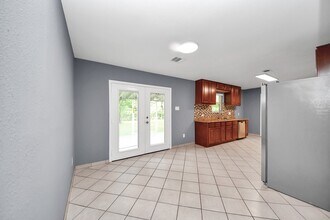 10021 Hazelhurst Dr in Houston, TX - Building Photo - Building Photo