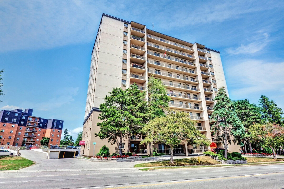 Dornia Manor in Brantford, ON - Building Photo