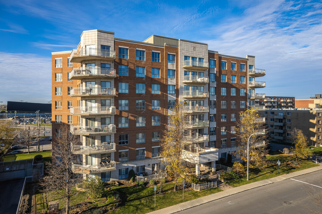 Le Chopin in St. Laurent, QC - Building Photo