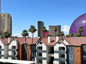 210 E Flamingo Rd in Las Vegas, NV - Foto de edificio - Building Photo