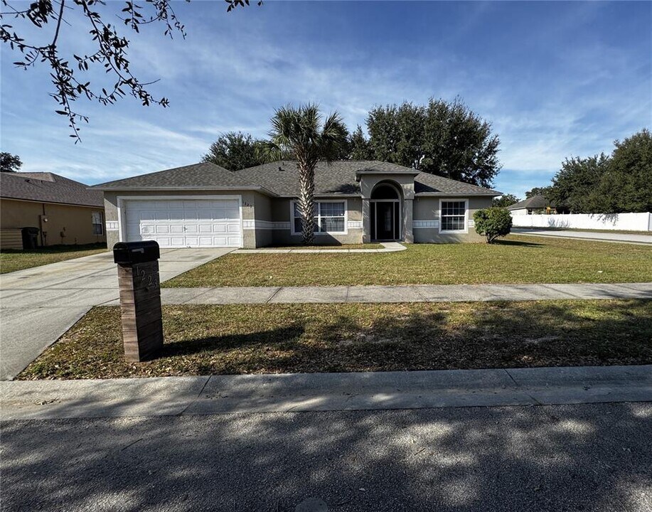 1223 Cheshire St in Groveland, FL - Building Photo