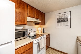 Newton Pointe Apartments in Iowa City, IA - Building Photo