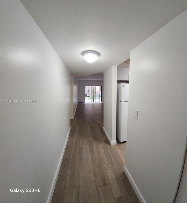 2325 W 60th St in Hialeah Gardens, FL - Building Photo - Building Photo