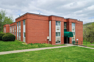 Pine Cone Village in Baden, PA - Foto de edificio - Building Photo