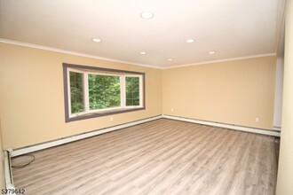 219 Prospect Point Rd in Jefferson, NJ - Foto de edificio - Building Photo