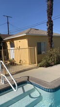 19529 Welby Way in Reseda, CA - Foto de edificio - Building Photo