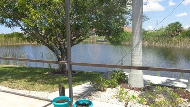 1207 NW 18th St in Cape Coral, FL - Foto de edificio - Building Photo