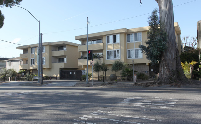 Camino Commons in Burlingame, CA - Foto de edificio - Building Photo