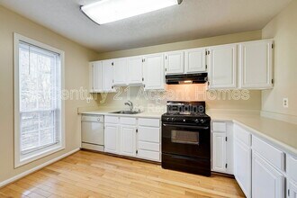 9941 Oakton Terrace Rd in Oakton, VA - Building Photo - Building Photo