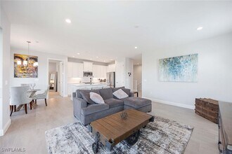 2603 Seychelles Cir in Naples, FL - Foto de edificio - Building Photo
