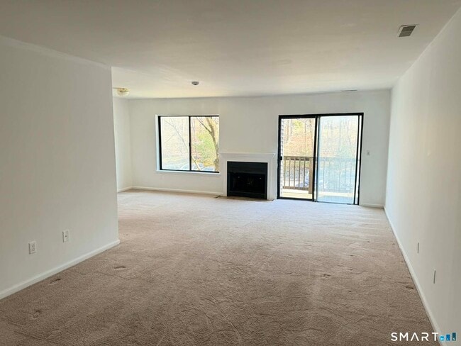 14 Newtown Rd in Danbury, CT - Building Photo - Building Photo