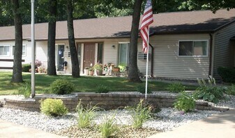 300 Sand Hill Manor Dr in Houghton Lake, MI - Building Photo