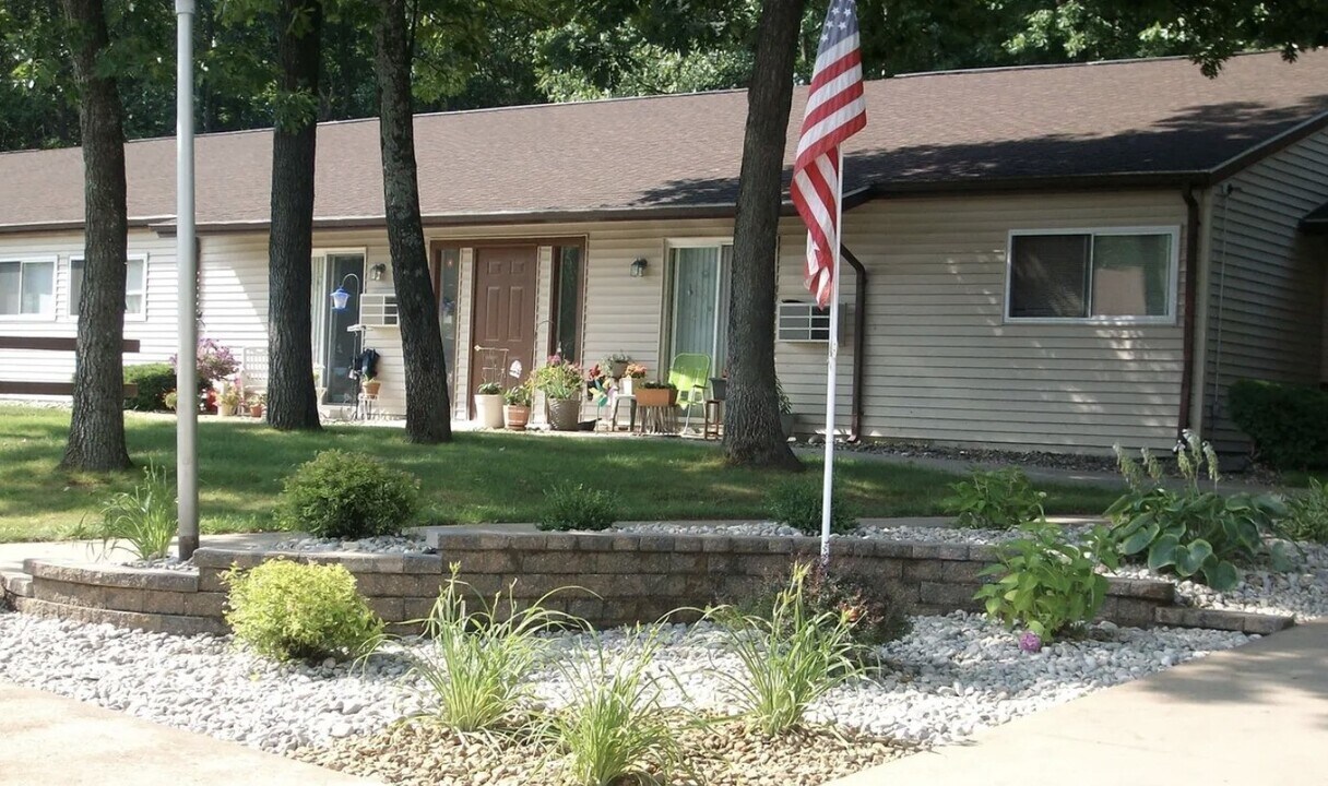 300 Sand Hill Manor Dr in Houghton Lake, MI - Building Photo