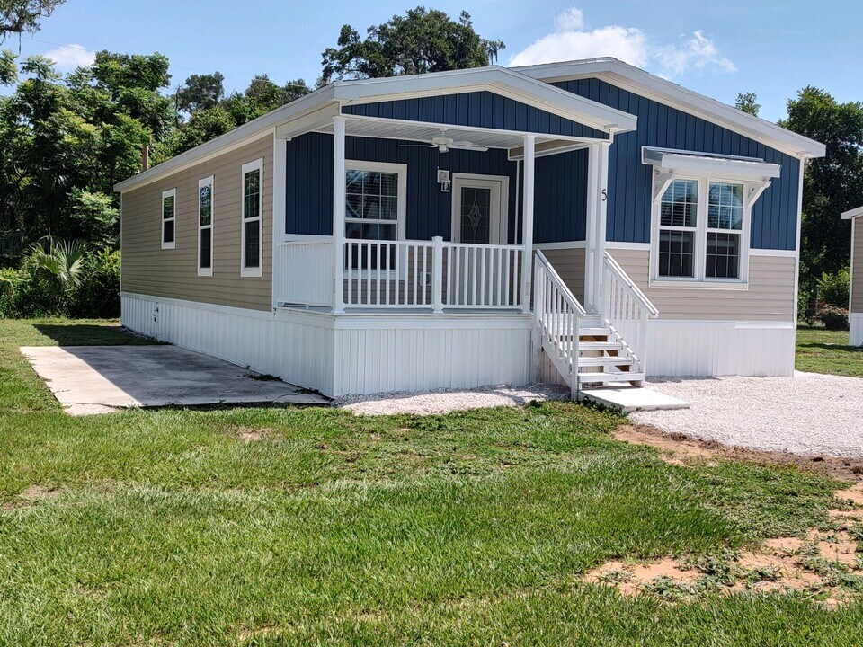 2205 Martin Rd in Dover, FL - Building Photo