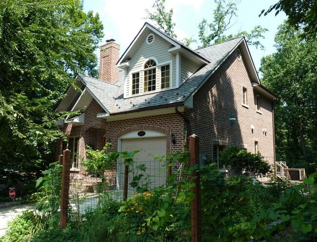 117 Ritchie Avenue in Silver Spring, MD - Foto de edificio - Building Photo