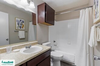 1919 W Tarrant Rd, Unit 214 in Grand Prairie, TX - Foto de edificio - Building Photo