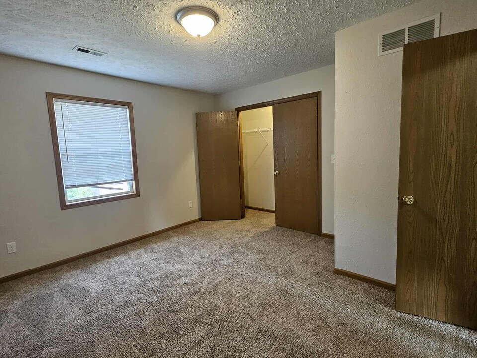 201 Country Villa Ln in St. Robert, MO - Building Photo