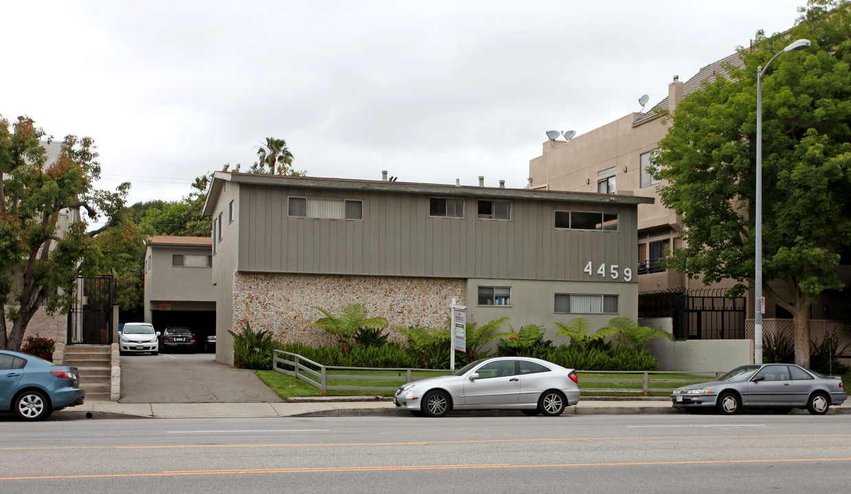 4459 Woodman Ave in Van Nuys, CA - Building Photo