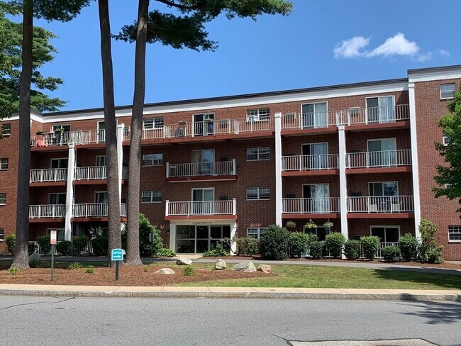 property at 25 Greentree Ln
