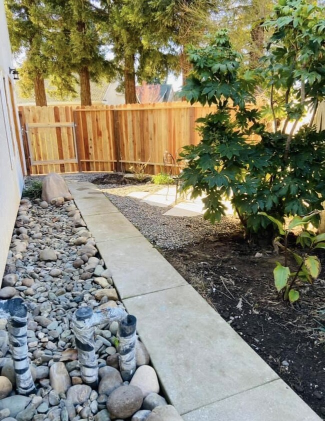 1139 Almond Vista Ct, Unit Studio-Utilities Included in Chico, CA - Building Photo - Building Photo