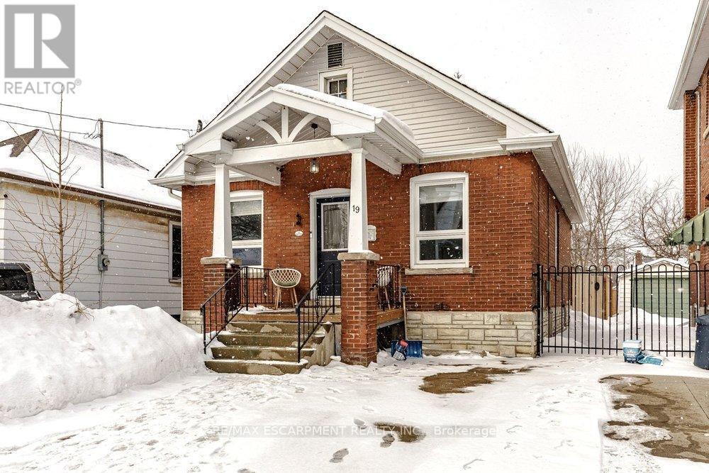 19 Huxley Ave N in Hamilton, ON - Building Photo