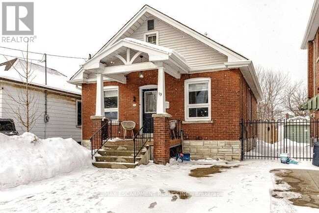 property at 19 Huxley Ave N