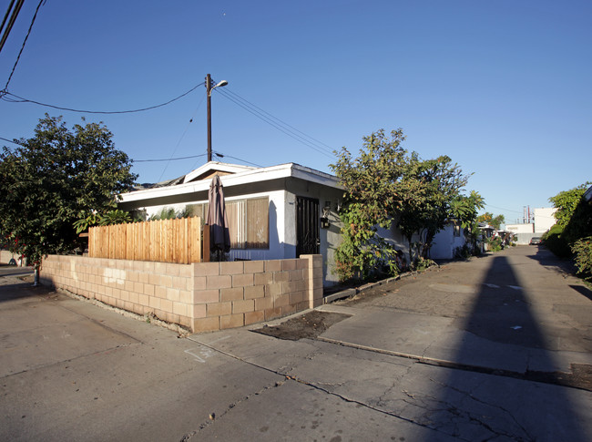 129-131 S 7th Ave in La Puente, CA - Foto de edificio - Building Photo