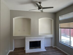 2201 Manhattan Way in Modesto, CA - Building Photo - Building Photo