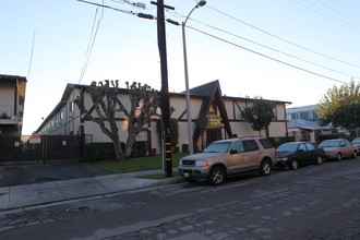 Independence Apartments in Canoga Park, CA - Foto de edificio - Building Photo