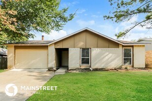 817 Sandalwood Ln in Arlington, TX - Building Photo