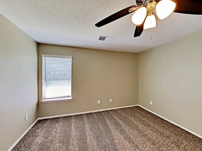 807 W Lonesome Dove Trail in Arlington, TX - Foto de edificio - Building Photo