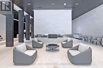 2221 Yonge St in Toronto, ON - Building Photo - Building Photo