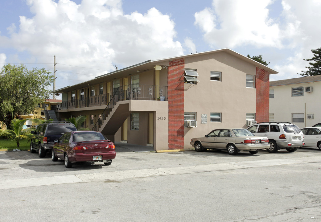 1455 W 28th St in Hialeah, FL - Foto de edificio