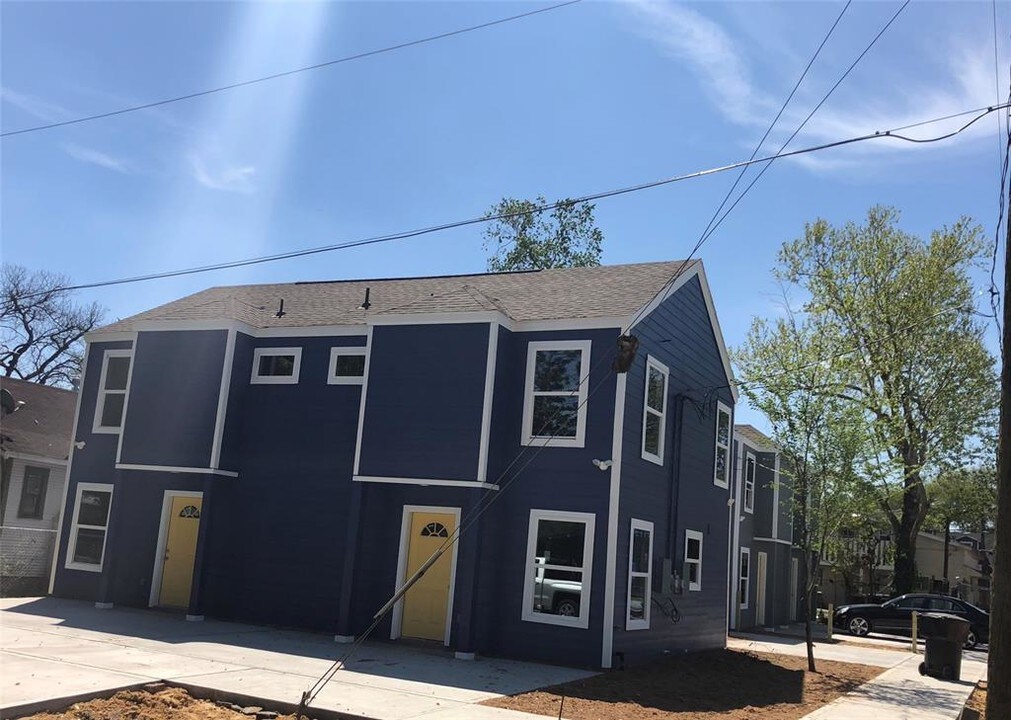 110 N Burr St in Houston, TX - Building Photo