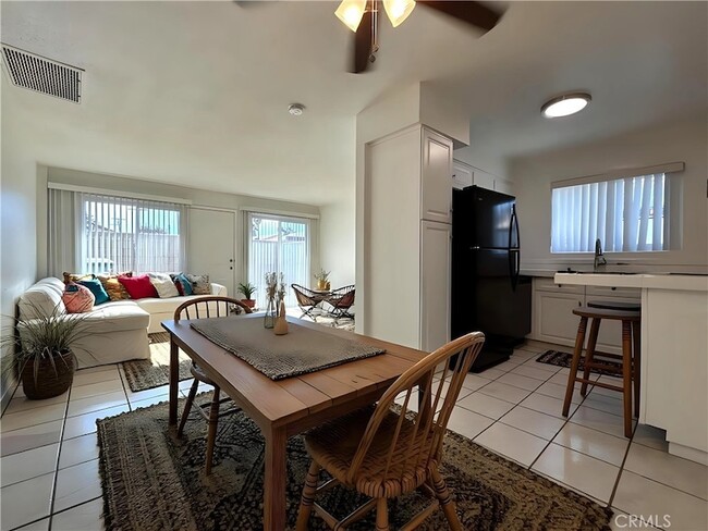 51049 Eisenhower Dr, Unit B in La Quinta, CA - Foto de edificio - Building Photo