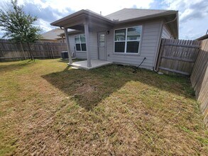 3200 Crystal Bend Dr in Pflugerville, TX - Building Photo - Building Photo