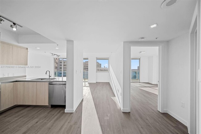 1500 Bay Rd, Unit M-1027 in Miami Beach, FL - Building Photo - Building Photo